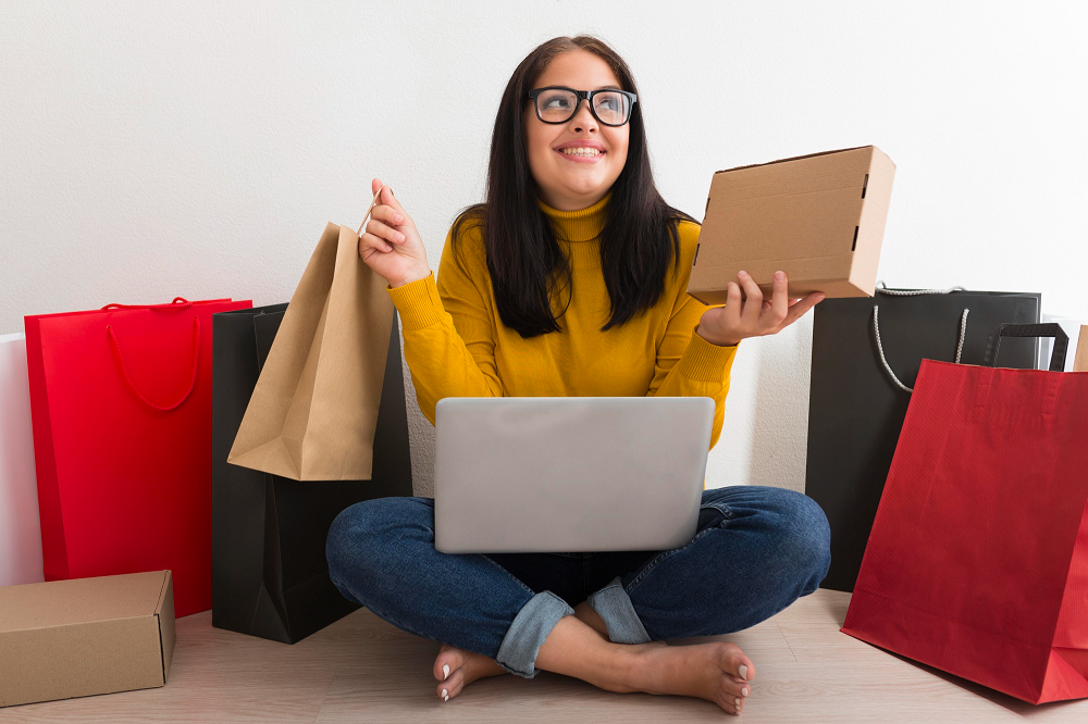 Mujer con laptop y paquetes, se dedica a las ventas online