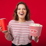 películas para vendedores: mujer con palomitas y gaseosa espera para entrar al cine