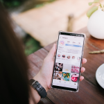 Mujer ve en su celular una tienda online en Instagram