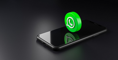 Celular con logo de WhatsApp sobre la pantalla