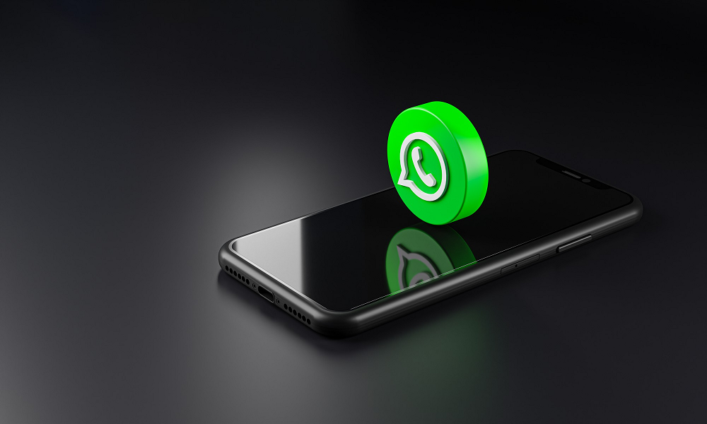 Celular con logo de WhatsApp sobre la pantalla
