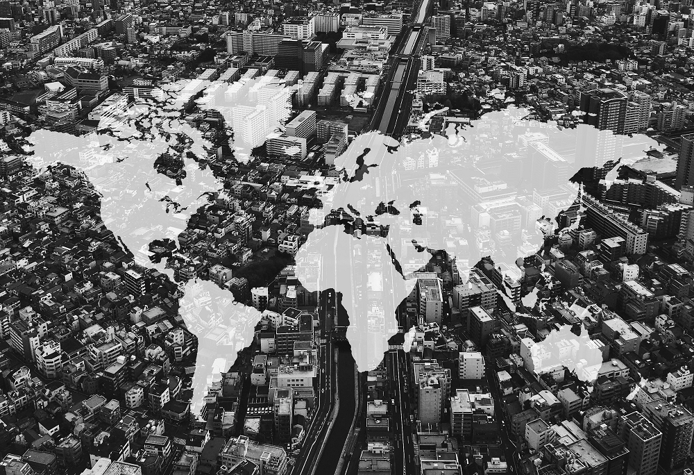 Mapa mundi sobre panorámica de ciudad