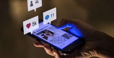 Herramienta Social Guest: celular con aplicaciones de social media