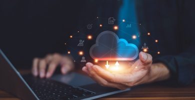 Tienda Nube: Composición de hombre con computadora y una nube datos informáticos
