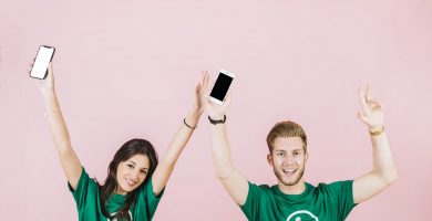 whatsapp marketing: dos jovenes con sudaderas que llevan el logo de whatsapp