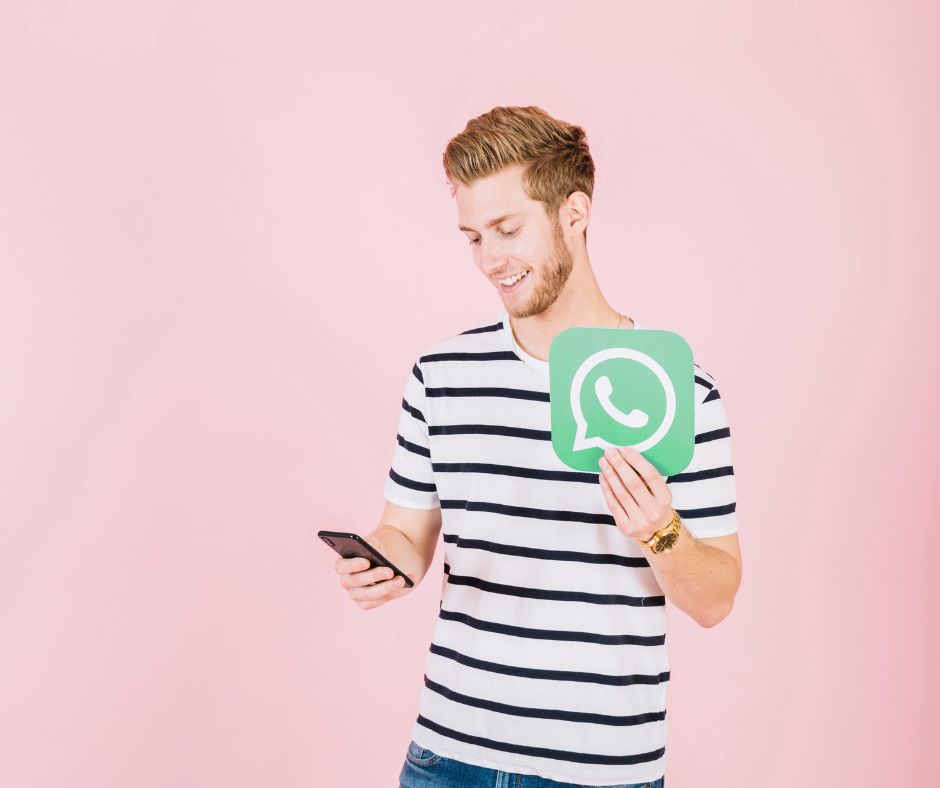 WhatsApp Marketing Software, persona con el logo de WhatsApp