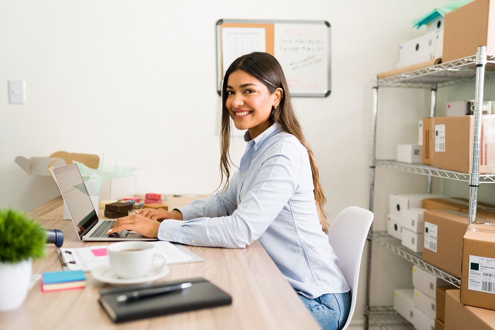 De empleado a emprendedor: mujer en su nuevo escritorio de emprendedora