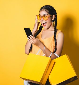 Amazon ChatGPT: mujer compra online con fondo amarillo