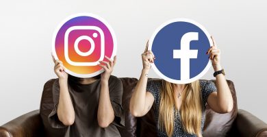 Mujeres sostienen logos de Instagram y Facebook